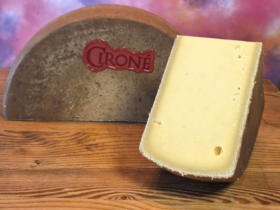 Ciron�, kr�ftiger Bergk�se mit K�semilben gereift.