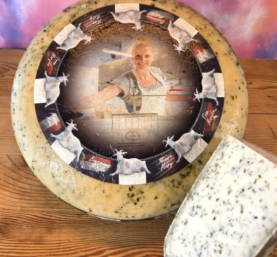 Ziegenkse mit Brennessel