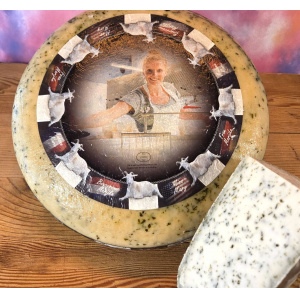 Ziegenkse mit Brennessel